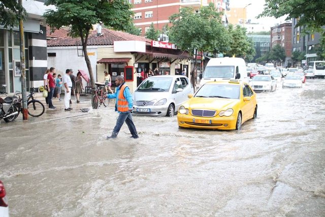 Moti i keq në vend , SHMU del me njoftimin urgjent: Nesër pritet&#8230;