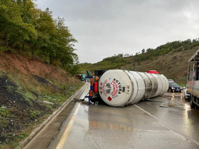 FOTOLAJM/ Autoboti përplaset me makinën dhe përmbyset në mes të rrugës