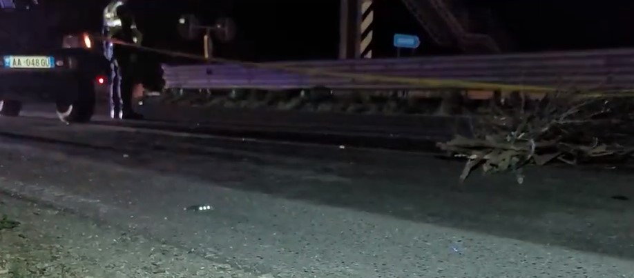 Tentoi të kalojë në anën tjetër të rrugës i ngarkuar me dru në shpinë, 65-vjeçari përplaset për vdekje nga makina (EMRI)