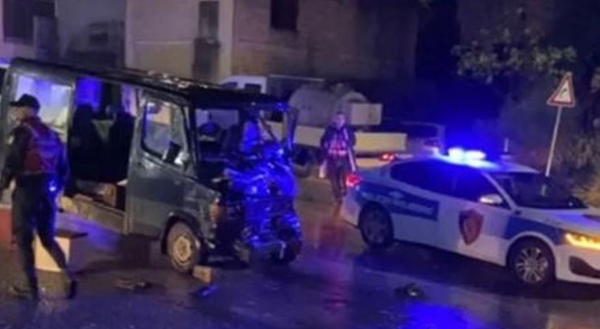 Nuk ndalen aksidentet, makina përplaset me furgonin