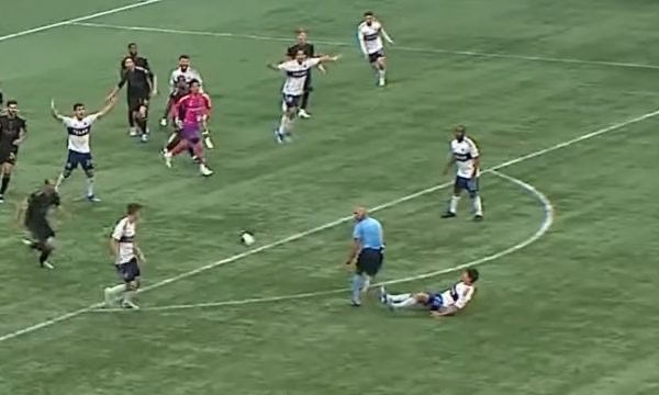 Arbitri rrëzon futbollistin dhe ekipi kundërshtar shënon gol, ai merr vendim të papritur!