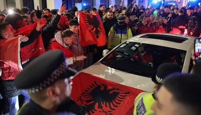 Mijëra shqiptarë festuan Pavarësinë në rrugët e Londrës, qëlluan me shishe policinë, arrestohen disa prej tyre (VIDEO)