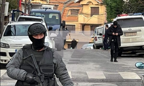 Një i vrarë, Forcat Speciale rrethojnë grabitësit, luftë në mes të qytetit