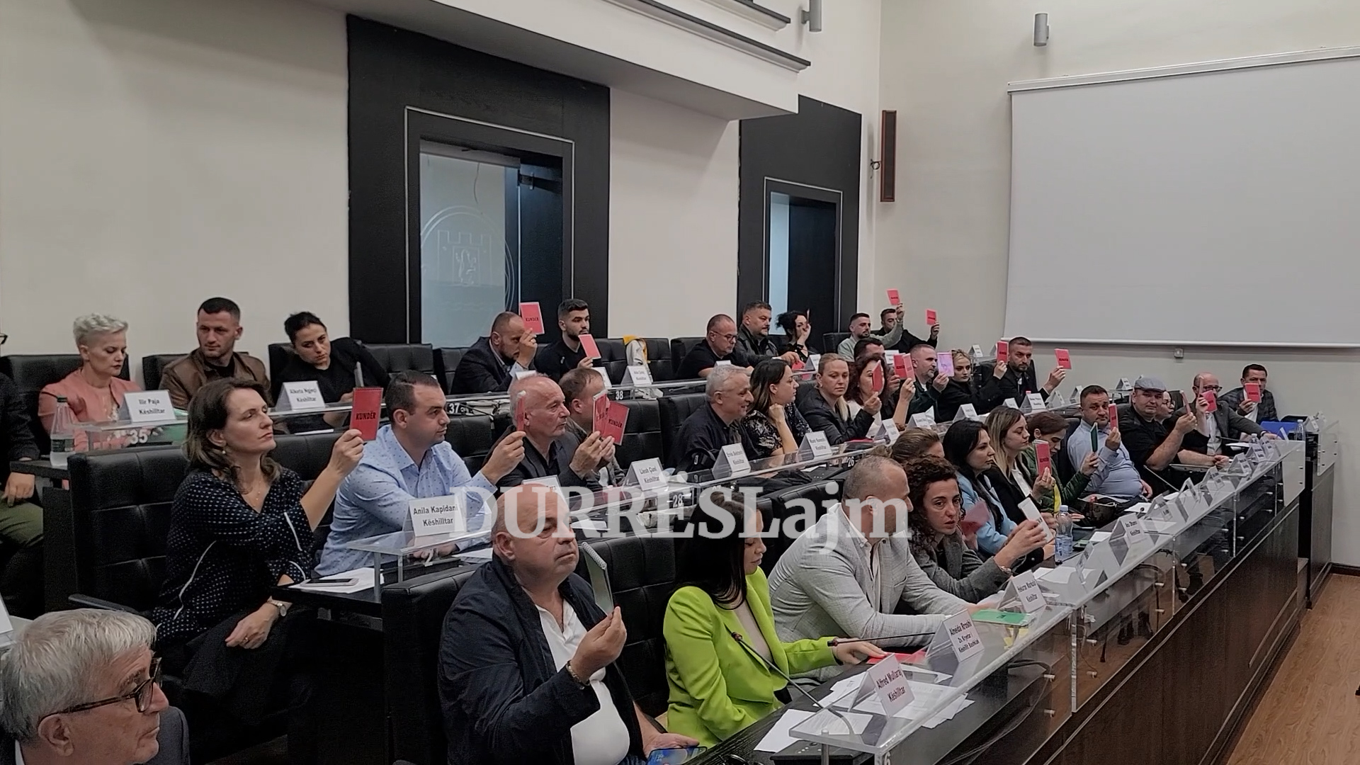 Me 37 vota kundër, Këshilli Bashkiak Durrës nuk miraton rritjen e tarifave për ujin e pijshëm (VIDEO)