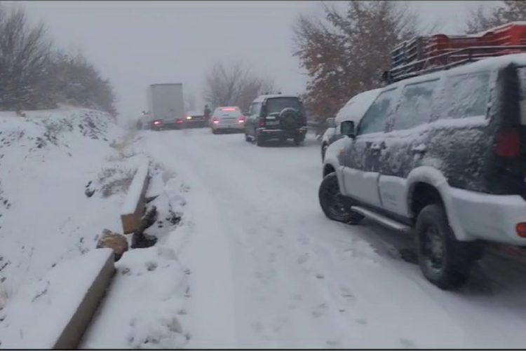 Probleme në Qafën e Murrizit, Policia apel qytetarëve: Lëvizni me goma dimërore, disa automjete janë bllokuar 