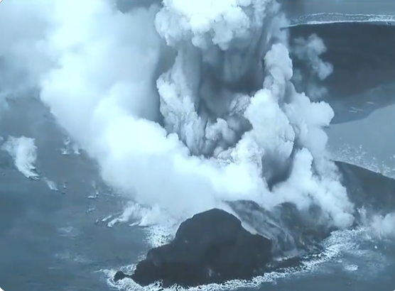 Shpërthim i madh vullkanik në ishullin japonez krijon ishullin që po rritet vazhdimisht (VIDEO)