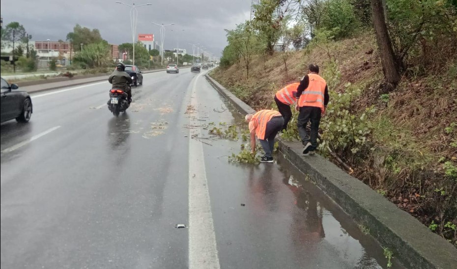 Stuhia në vend krijoi vështirësi qarkullimi në aksin Tiranë-Durrës