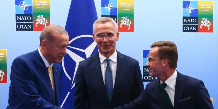 Aleatët e NATO-s i bëjnë trysni Turqisë ta aprovojë anëtarësimin e Suedisë