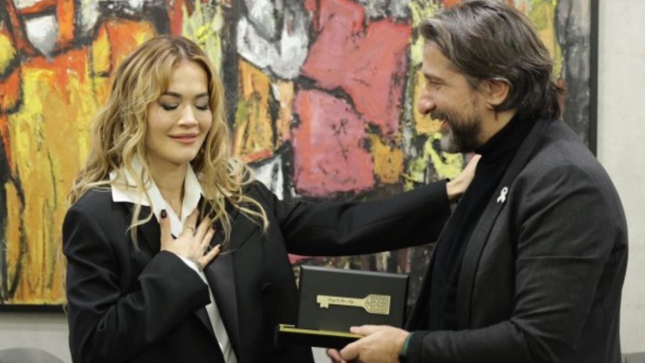 Rita Ora nderohet me “Çelësin e Qytetit” të Prishtinës