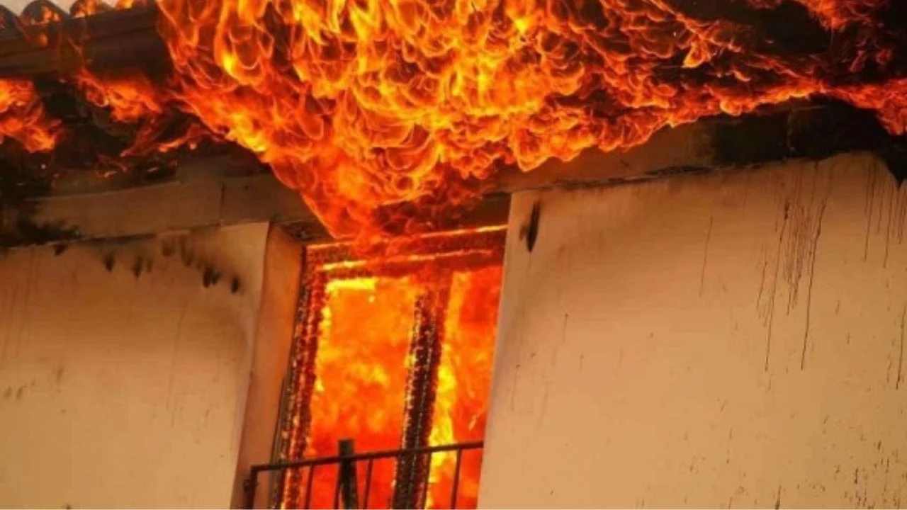 Zjarri përfshin banesën në Fushë Kosovë, shkak dyshohet karikuesi i celularit