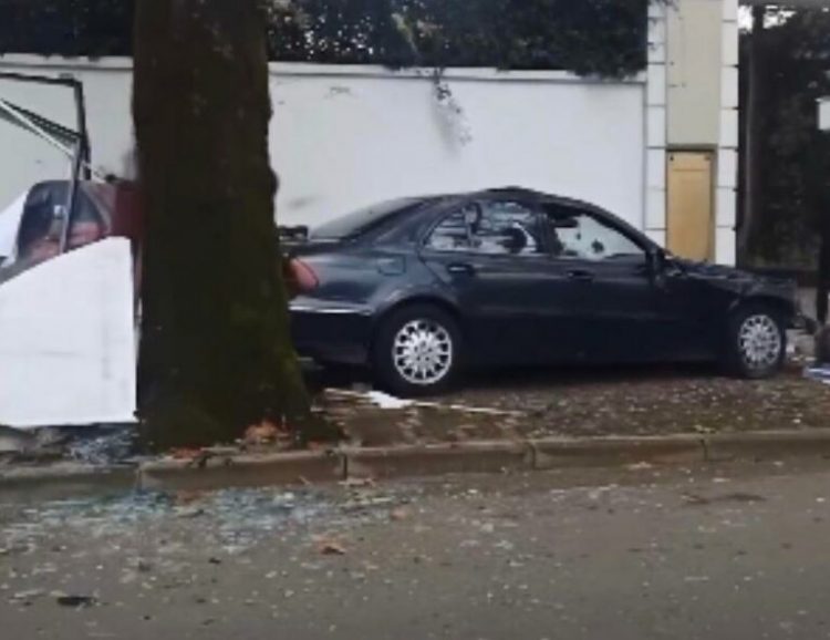 EMRI/ Përplasi dy persona në trotuar, policia arreston 21-vjeçarin