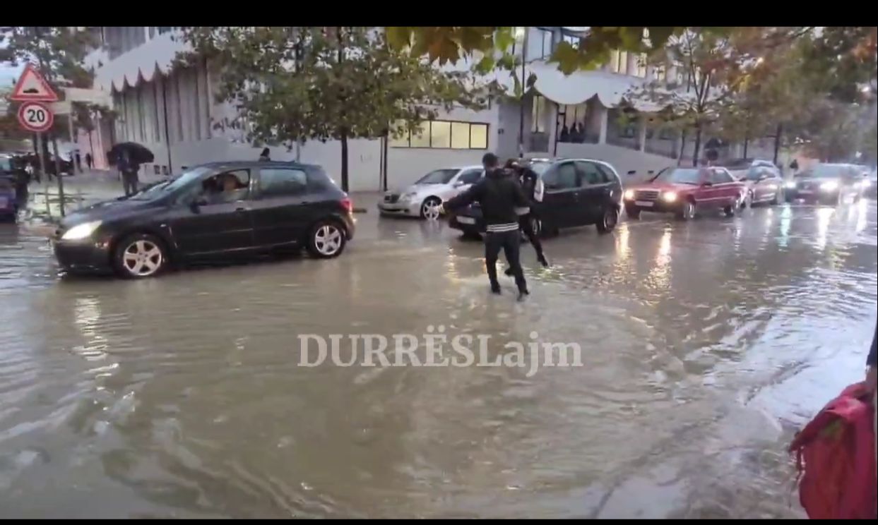 Shiu shkakton situatë të rënduar në disa lagje në Durrës (VIDEO)