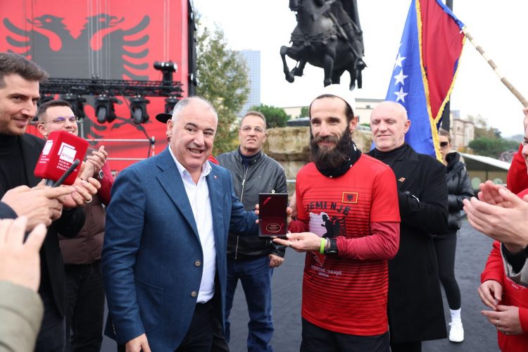 Erdhi nga Prishtina me vrap për 111-vjetorin e Pavarësisë, Erzen Zyberaj merr medalje