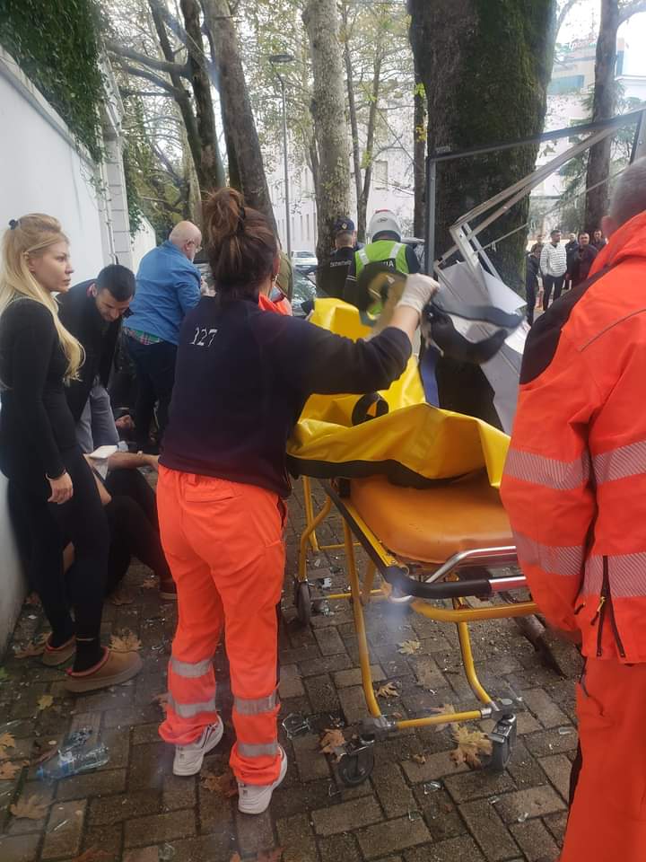  “Benz”-i përfundon në trotuar, përplas një çift të rinjsh (FOTO)