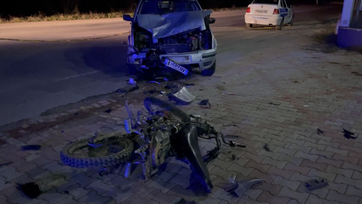 Tjetër aksident në vend: Mjeti përplaset me motorin, plagosen rëndë dy 17-vjeçarë (FOTO)