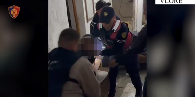 Kallashnikov, pushkë e municion luftarak, policia i shkon në banesë 50-vjeçarit dhe e arreston