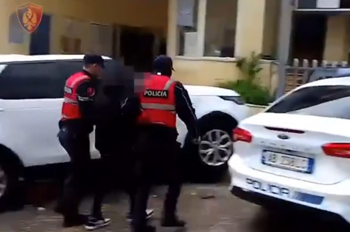 Vodhi një makinë, arrestohet 17-vjeçari, adoleshenti ishte në kërkim dhe për grabitjen e një banese