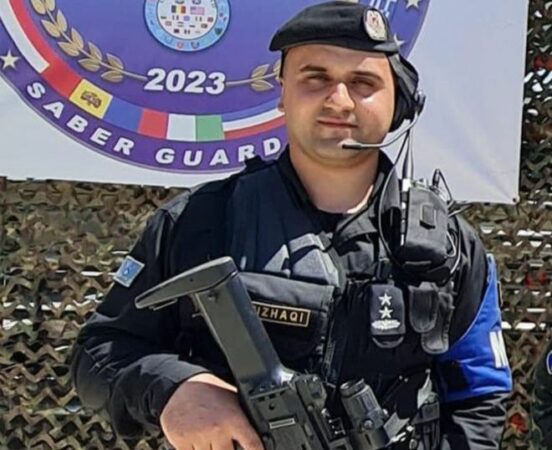 Plagosi me armën e shërbimit agresorin e të vëllait dhe më pas u vetëdorëzua, del fotoja e oficerit të ushtrisë