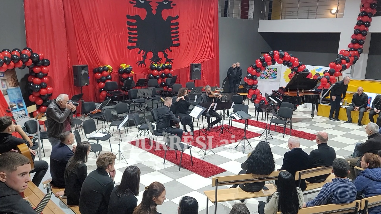 E veshur kuq e zi, shkolla e mesme artistike &#8220;Jan Kukuzeli&#8221; solli për artdashësit një koncert festiv (VIDEO)
