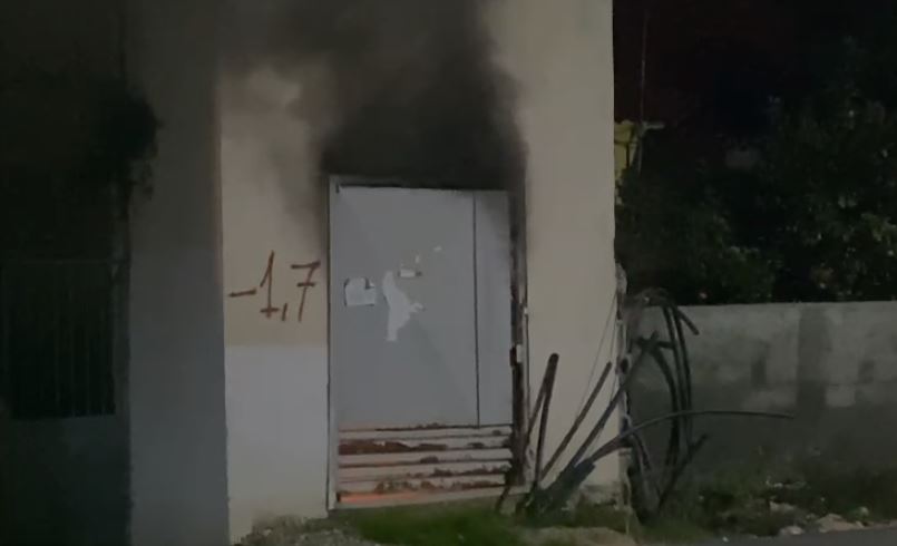 Tjetër zjarr në Fier, një kabinë elektrike merr flakë