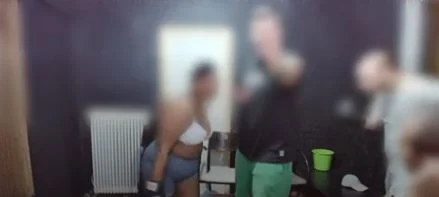42-vjeçari abuzon me një vajzë dhe një djalë, i detyron të zihen me njëri-tjetrin gjysmë të zhveshur! 554 video trondisin Greqinë
