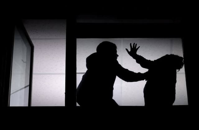 E rëndë në një familje në Durrës, babai tenton të kryejë marrëdhënie me vajzën e mitur, dhunon edhe gruan