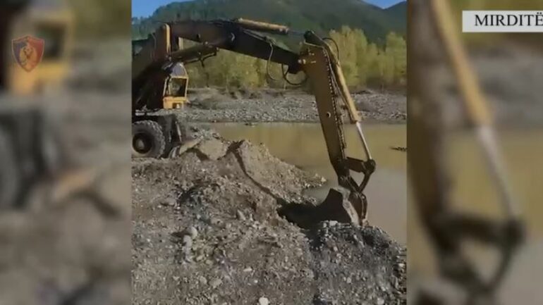 Gërryente me mjete të rënda shtratin e lumit për të nxjerrë inerte, një i proceduar