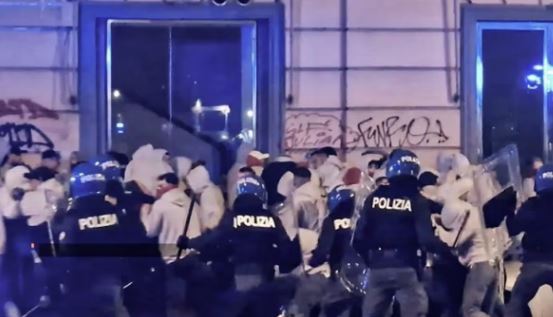 VIDEO/ Kaos në Napoli! Ultrasit e Unionit përplasen me policinë, 11 arrestime