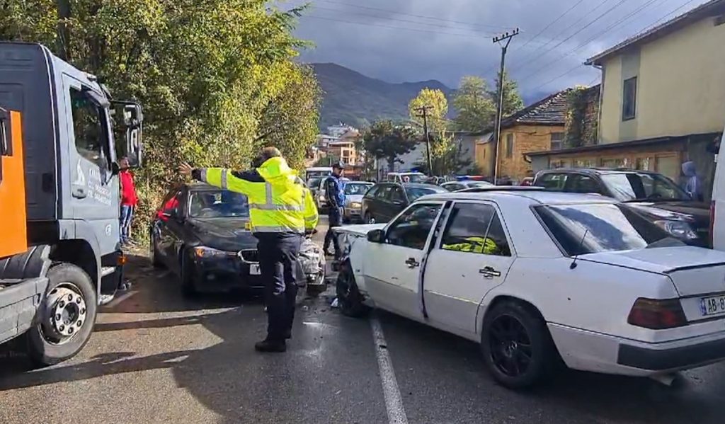 Përplasen 2 makina kokë më kokë në Peshkopi, plagosen 4 persona