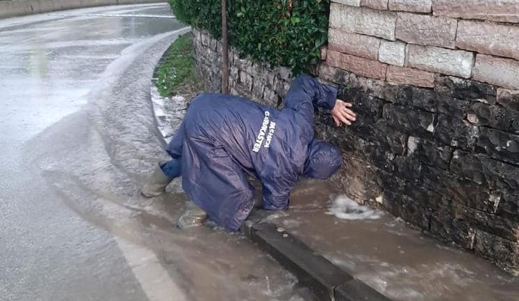 Bashkia e Lezhës lajmëron banorët: Priten reshje të dendura shiu dhe përmbytje