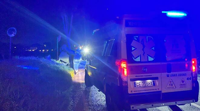 EMRI/ Po kalonte rrugën, përplaset për vdekje gruaja shqiptare në Itali. Makina e goditi dhe e hodhi disa metra tutje