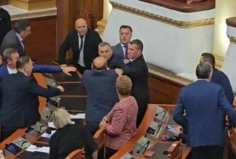 “Goditje për shkak të detyrës”, grupi i PD kallëzon penalisht deputetin socialist, Vullnet Sinaj