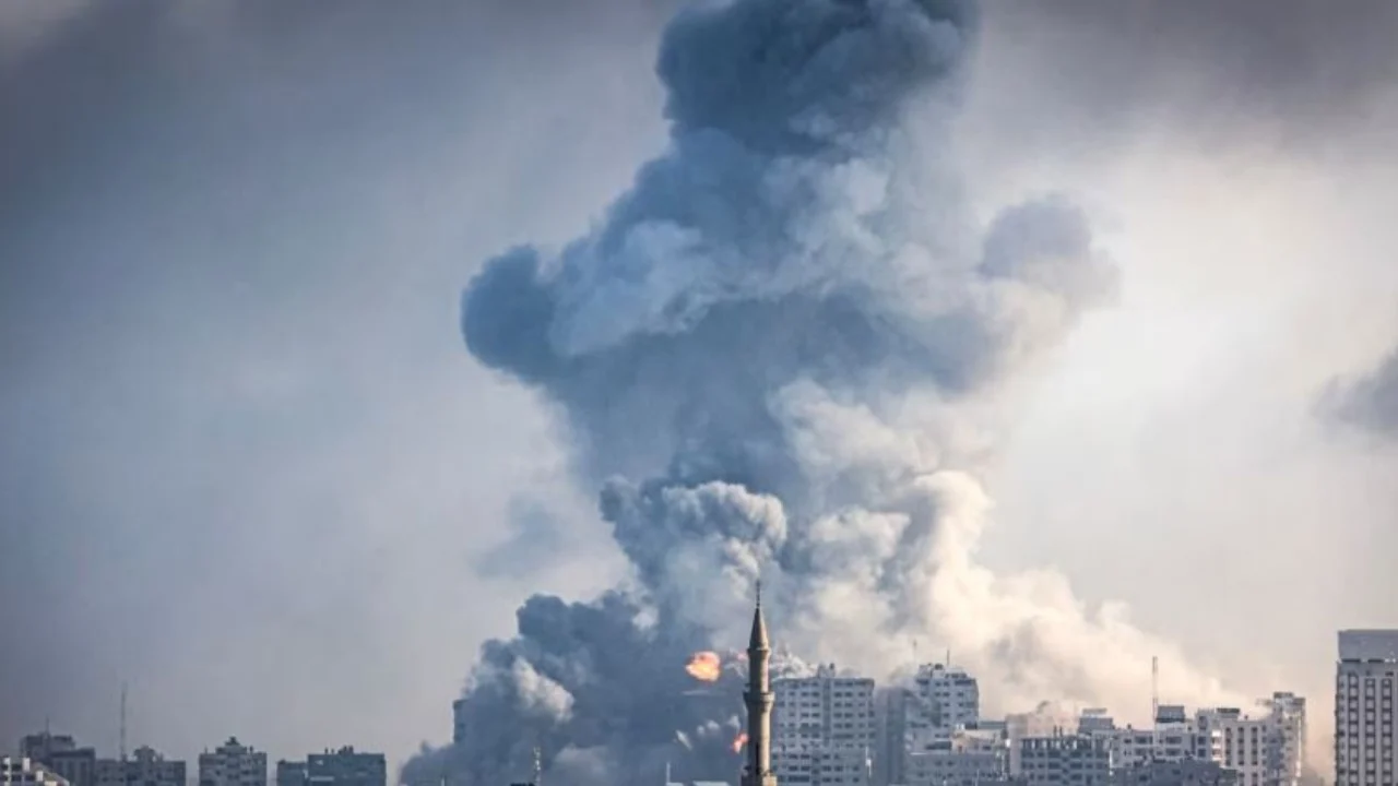 Jordania hedh nga ajri ndihma mjekësore dhe ushqim në një spital fushor në Gazë