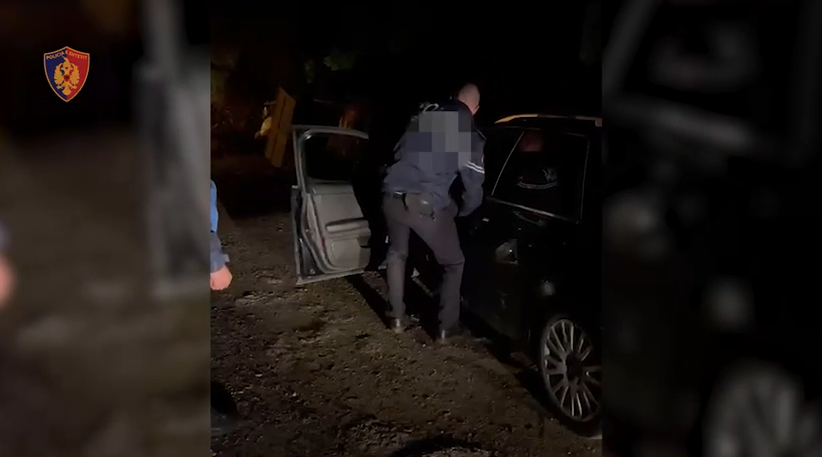 VIDEO/ Kapet i riu në Shijak, mbante kallashnikov në makinë dhe banesë (EMRI)