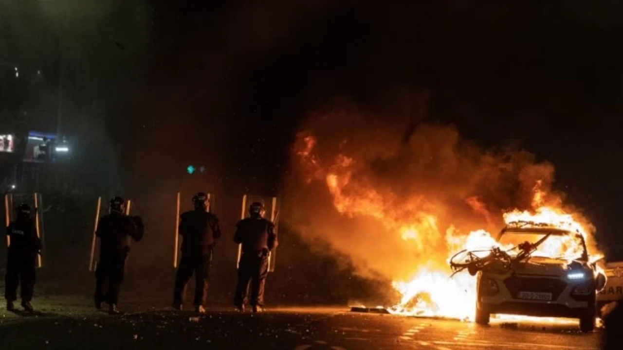 Protesta të dhunshme në Dublin pas sulmit me thikë në afërsi të shkollës