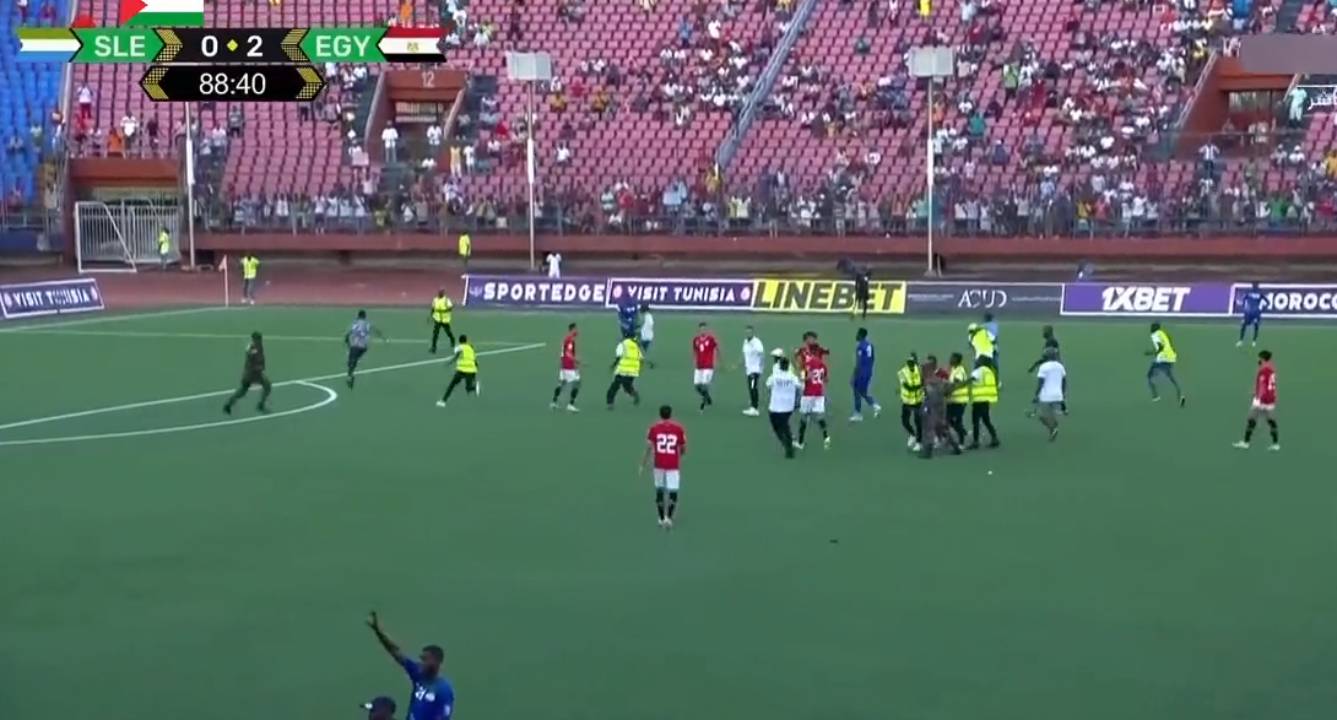 Tifozët e Sierra Leones sulmojnë Salah, del me ushtri nga fusha!
