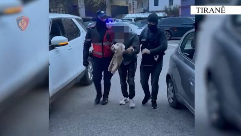 Shisnin drogë në zona të ndryshme të Tiranës, tre në pranga