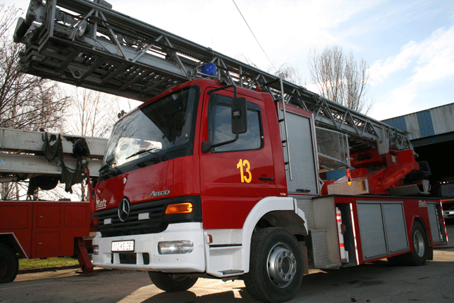 Merr flakë servisi i automjeteve, digjen dy makina 