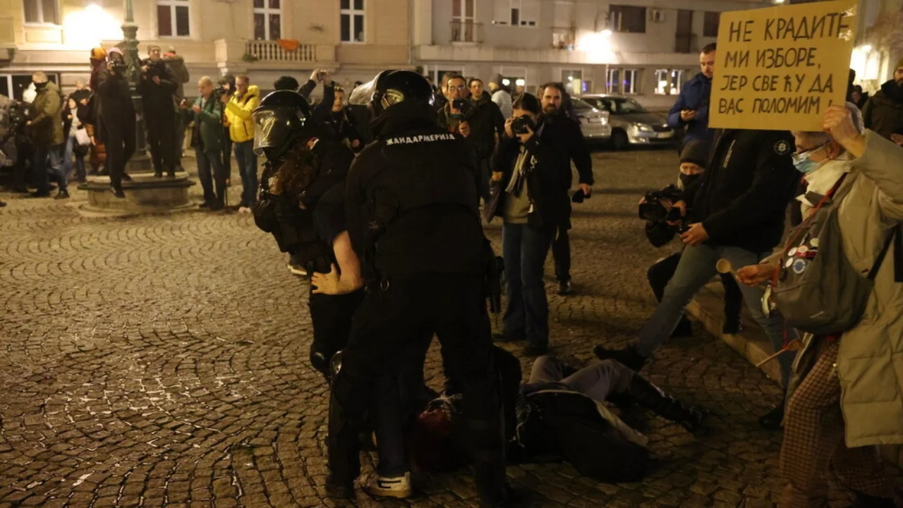 Përleshjet e dhunshme në Beograd/ Disa policë të plagosur rëndë, 35 protestues të arrestuar