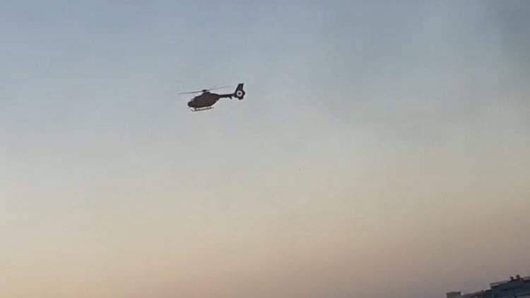 Zjarri në qendrën tregtare në Lushnje është përhapur edhe banesat e pallatit, mbërrin helikopteri