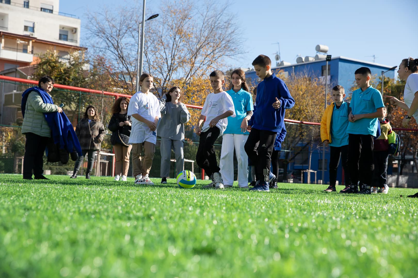 Nxënësit e shkollës “Shaqe Mazreku” bashkë me ata me aftësi ndryshe, aktivitet ndërveprues sportiv te “Vala Park” (FOTO)
