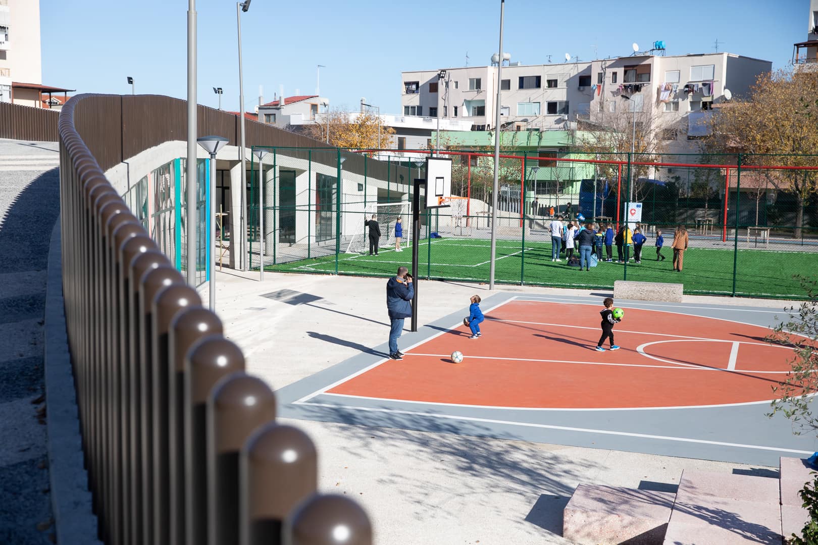 Nxënësit e shkollës “Shaqe Mazreku” bashkë me ata me aftësi ndryshe, aktivitet ndërveprues sportiv te “Vala Park” (FOTO)