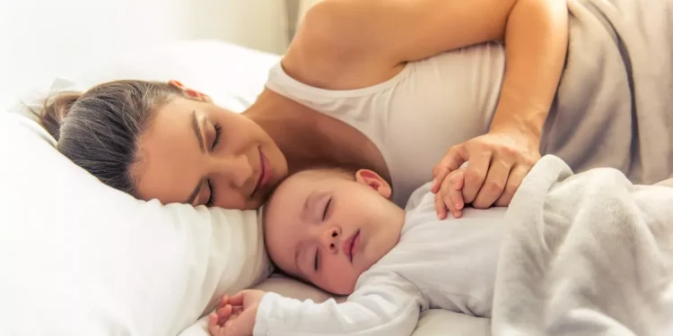 A “lejohet” nëna dhe foshnja të flenë në të njëjtin shtrat