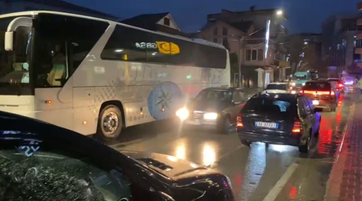 Përfshihet në aksident një autobus dhe dy makina, ja shkaku i dyshuar