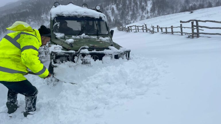 Trashësia e borës arrin në një metër në Gramsh, grupi i emergjencave del në terren për zhbllokimin e rrugëve