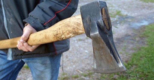 Kërcënoi me sëpatë një 39-vjeçar në rrugë, policia parandalon vrasjen në Berat