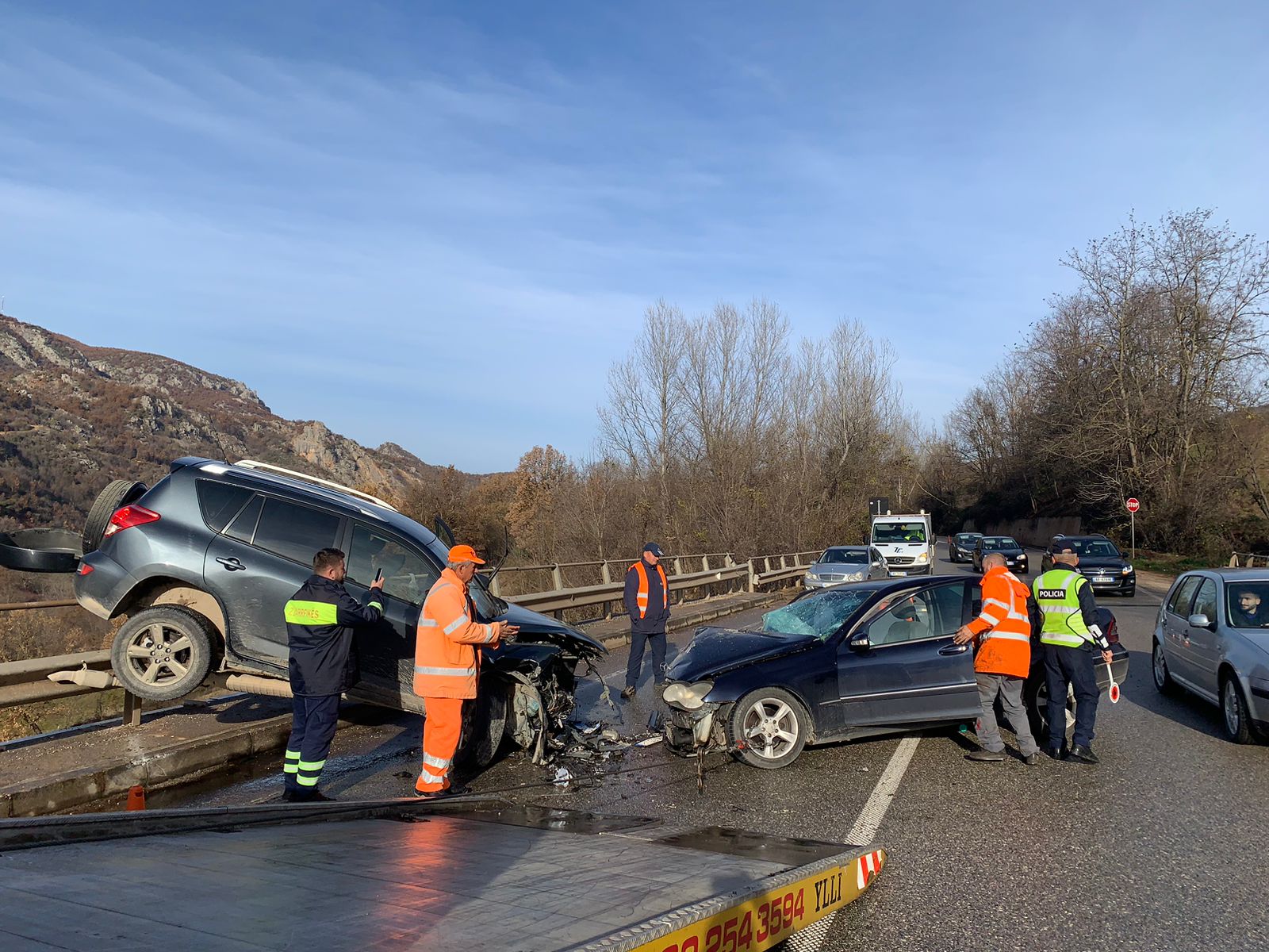 Përplasje e frikshme mes dy makinave në aksin Librazhd-Prrenjas, 6 persona të plagosur