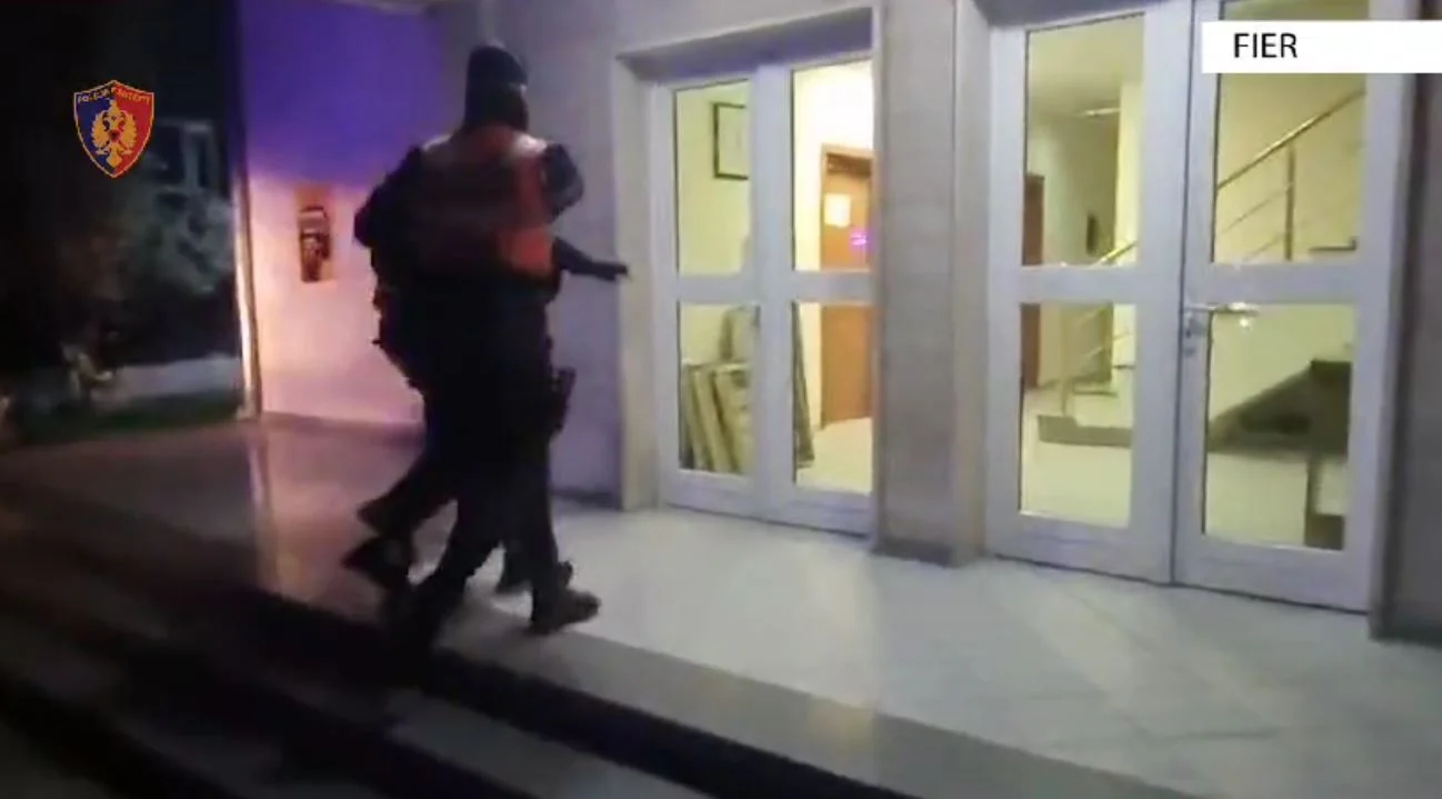 Policia zbardh ngjarjen në Fier, arrestohet njëri nga autorët! Ishin klientë në berberhanën që qëlluan me armë