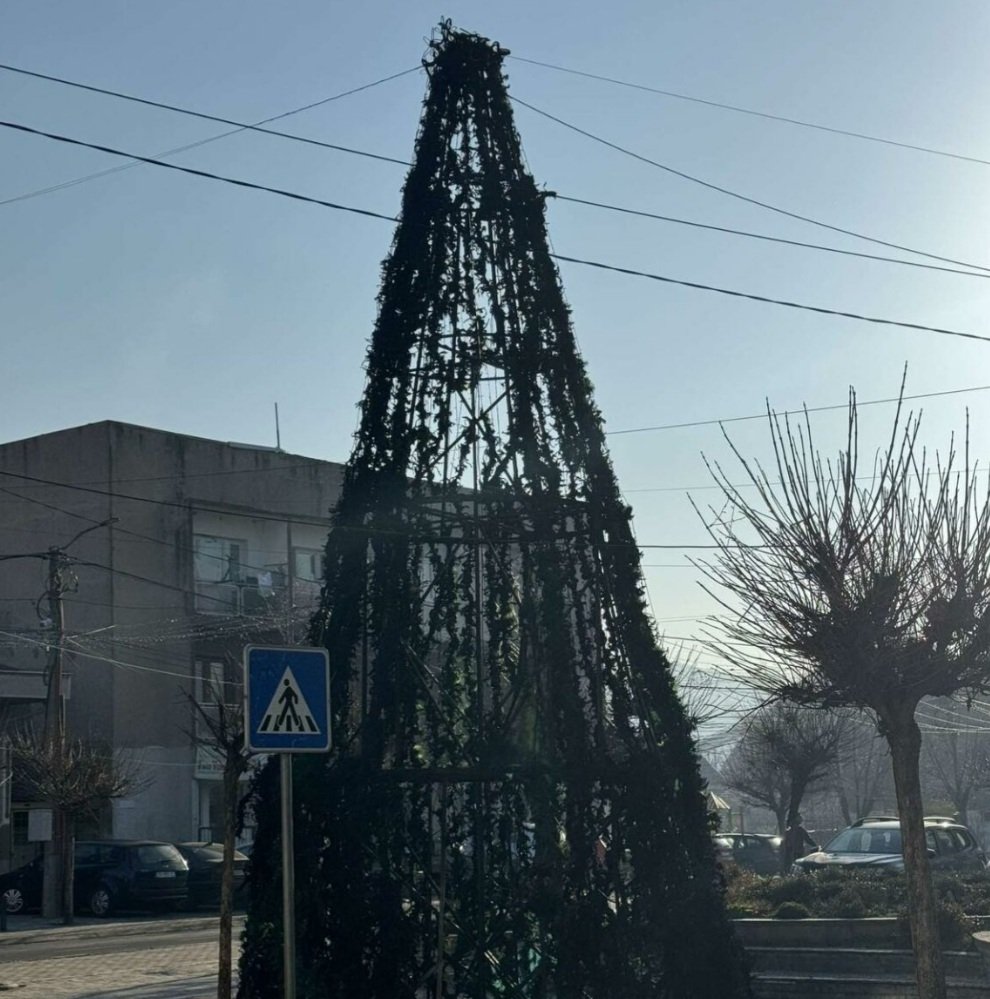 “Viti i ri nuk është i yni, mos i festoni festat jomyslimane!”, qytetarët u vënë zjarrin dekorimeve të fundvitit në Kosovë