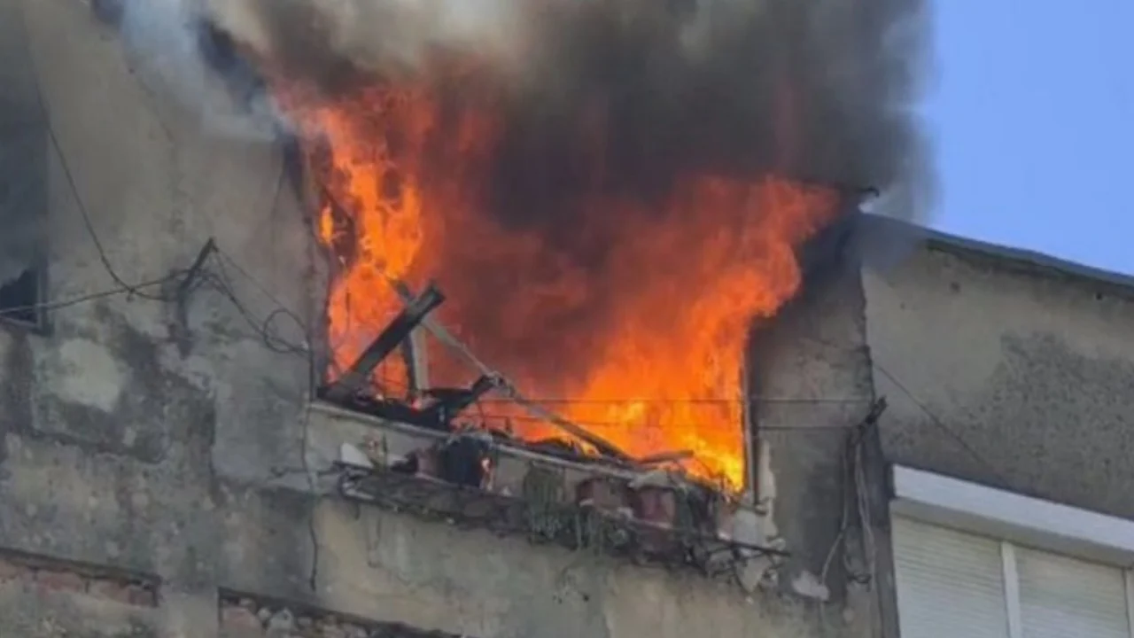 Përfshihet nga flakët një banesë, shkak soba me dru